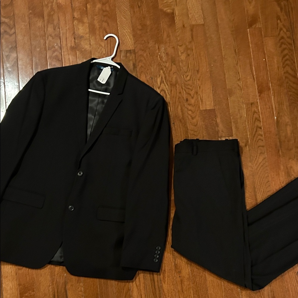 Perry Ellis Men's Black Suit